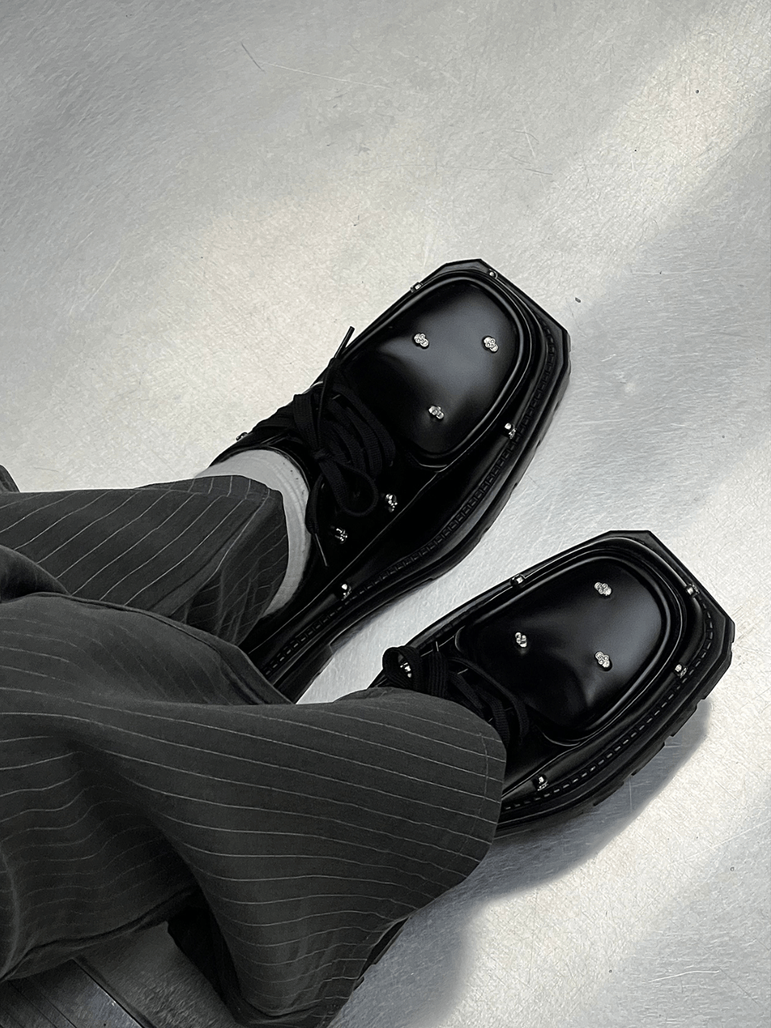 Rivet design square toe shoes S057