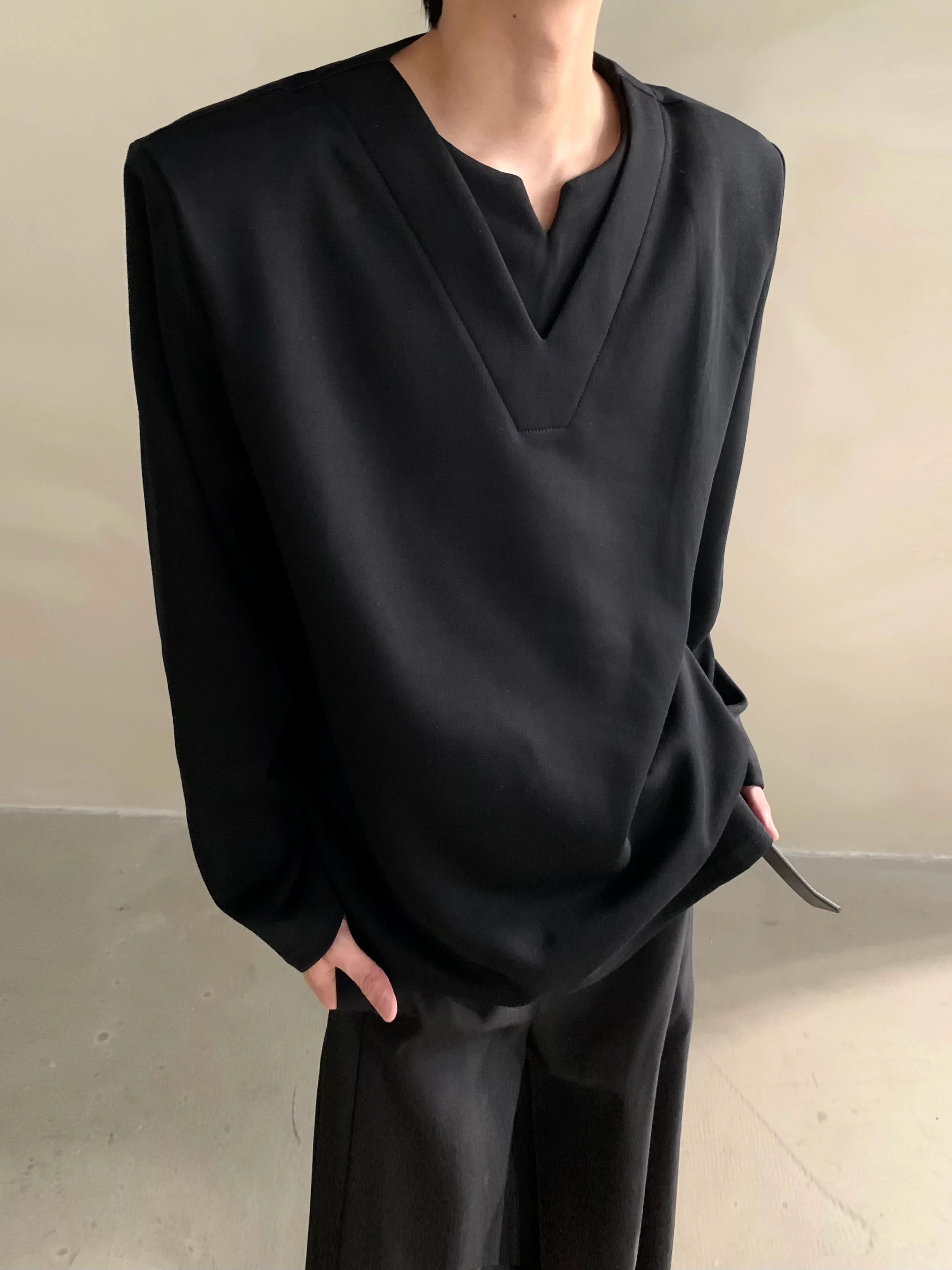 Autumn high-end sense niche design sense V-neck shoulder pads long-sleeved T-shirt men's versatile loose tide  FE0535
