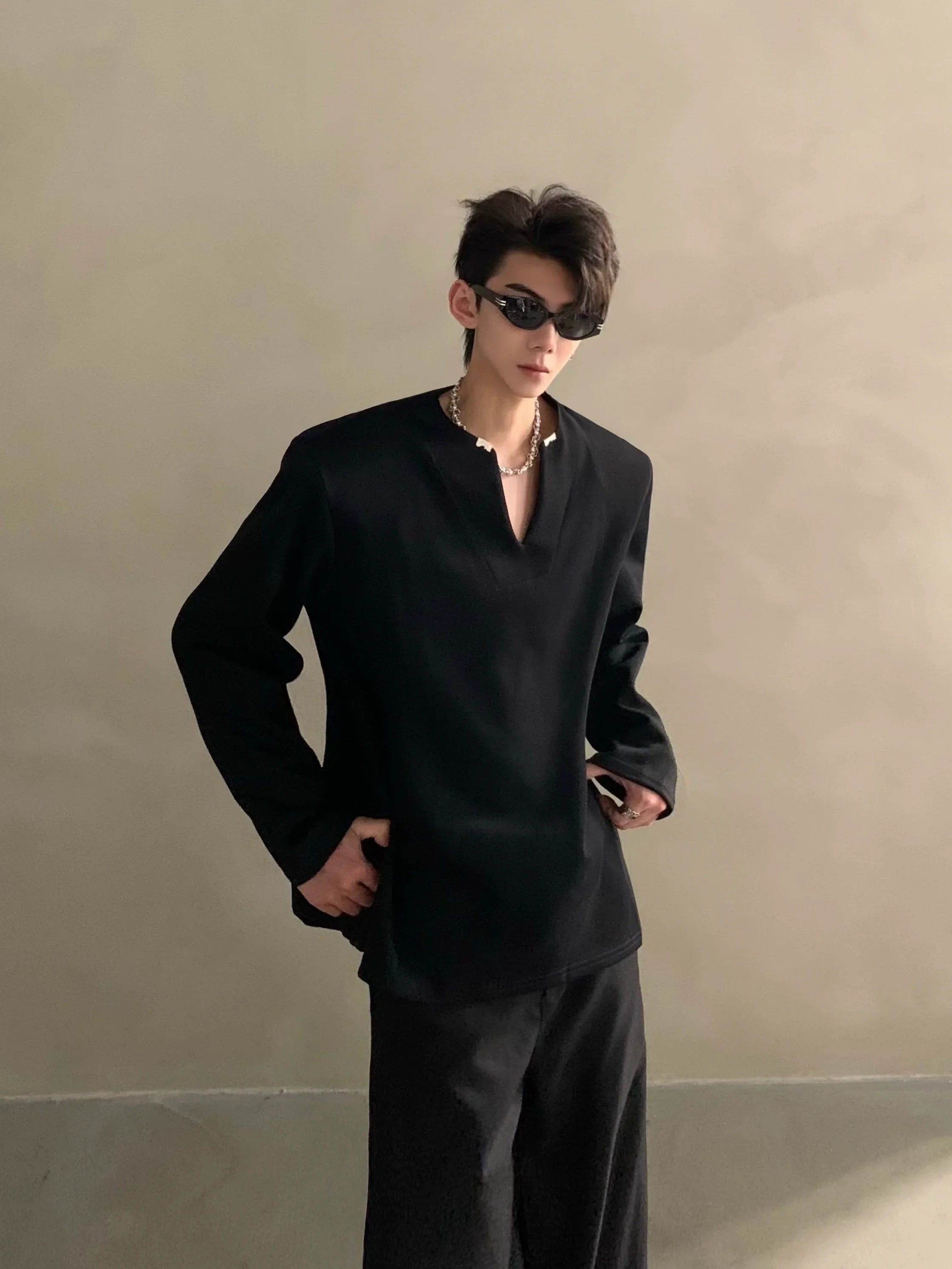 Autumn high-end V-neck metal decorative shoulder pads long-sleeved T-shirt men's ruffian handsome loose top FE0534