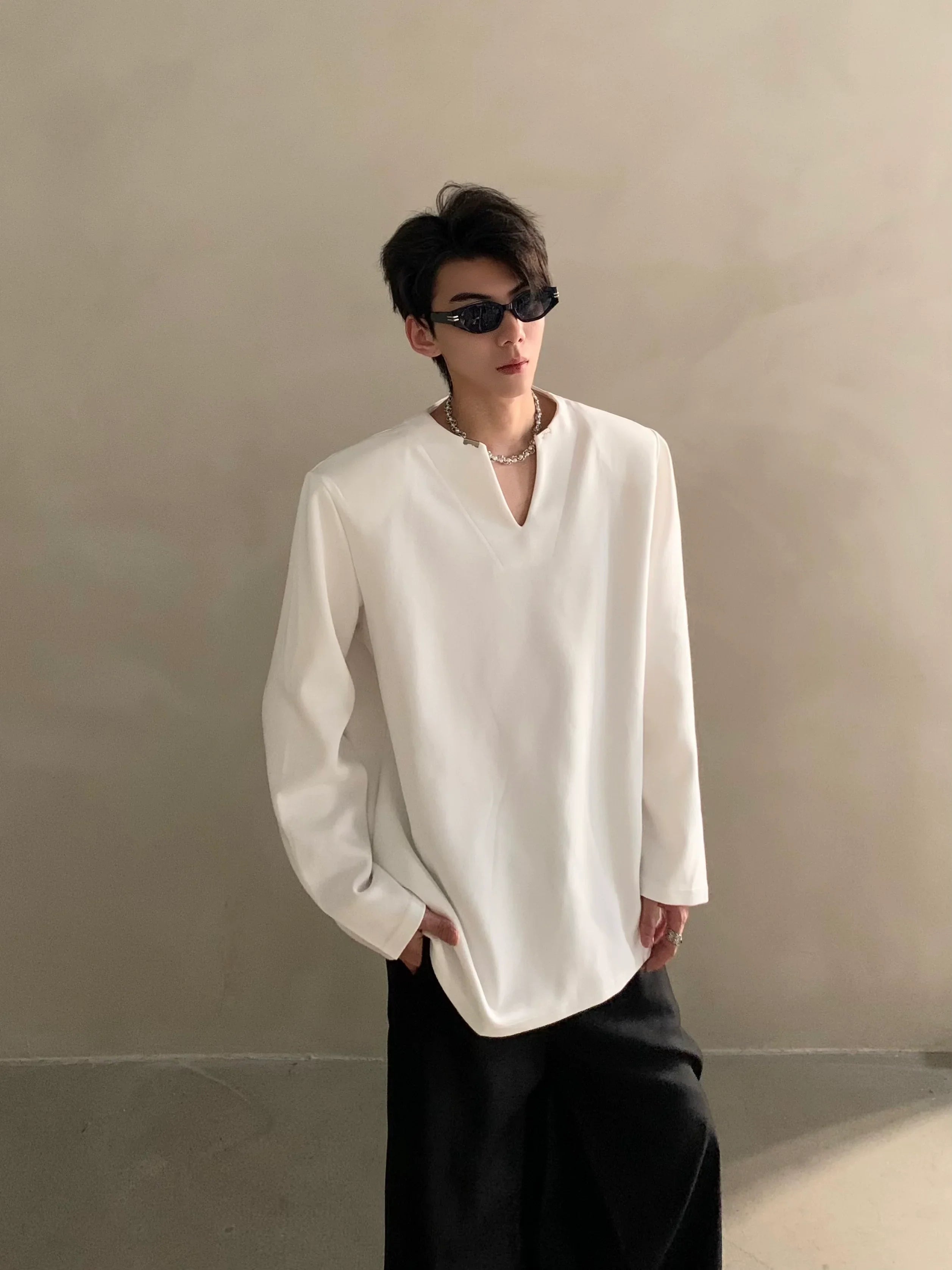 Autumn high-end V-neck metal decorative shoulder pads long-sleeved T-shirt men's ruffian handsome loose top FE0534