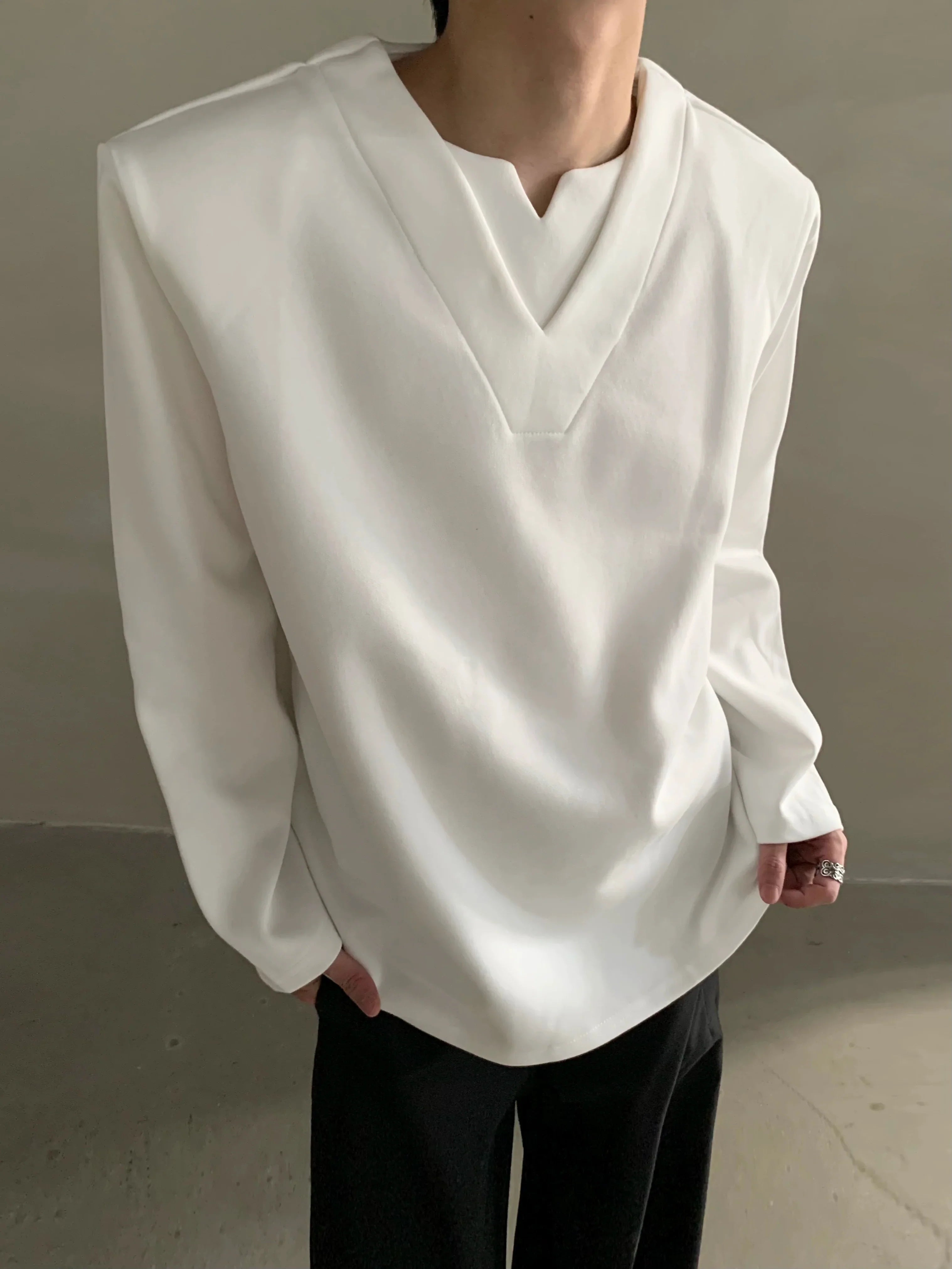 Autumn high-end sense niche design sense V-neck shoulder pads long-sleeved T-shirt men's versatile loose tide  FE0535