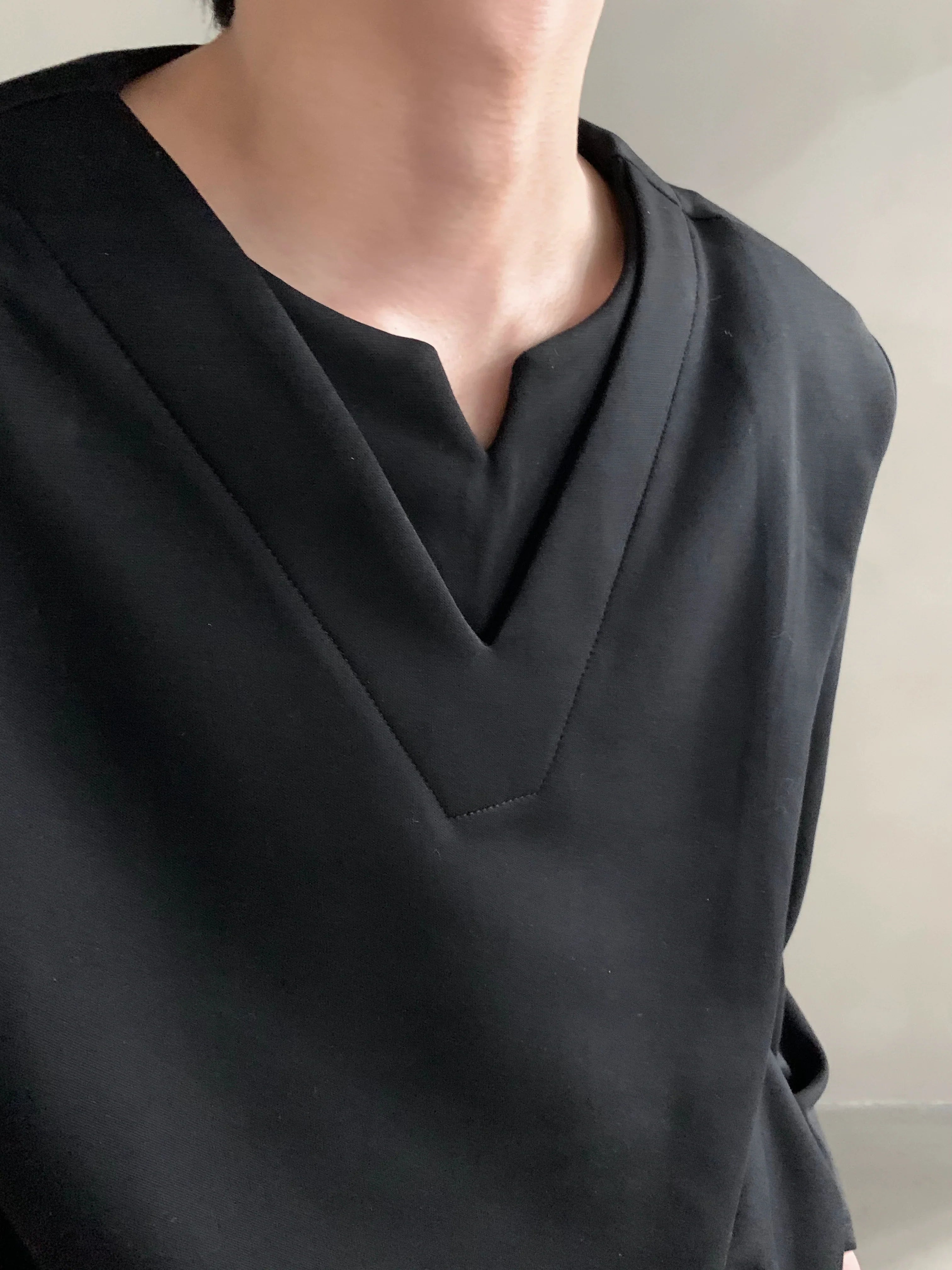Autumn high-end sense niche design sense V-neck shoulder pads long-sleeved T-shirt men's versatile loose tide  FE0535