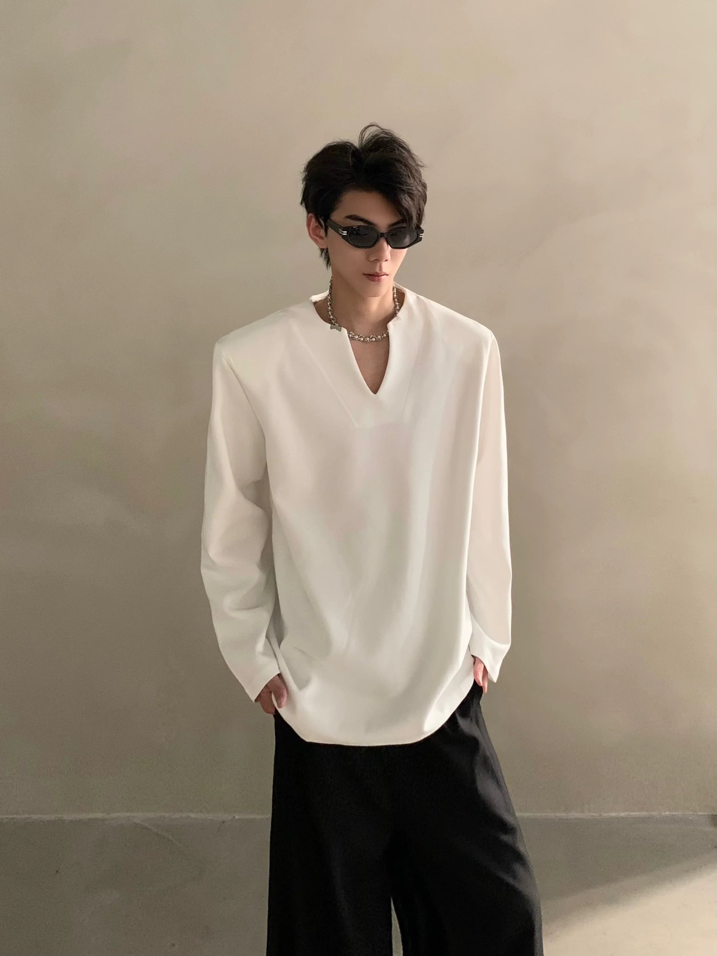 Autumn high-end V-neck metal decorative shoulder pads long-sleeved T-shirt men's ruffian handsome loose top FE0534