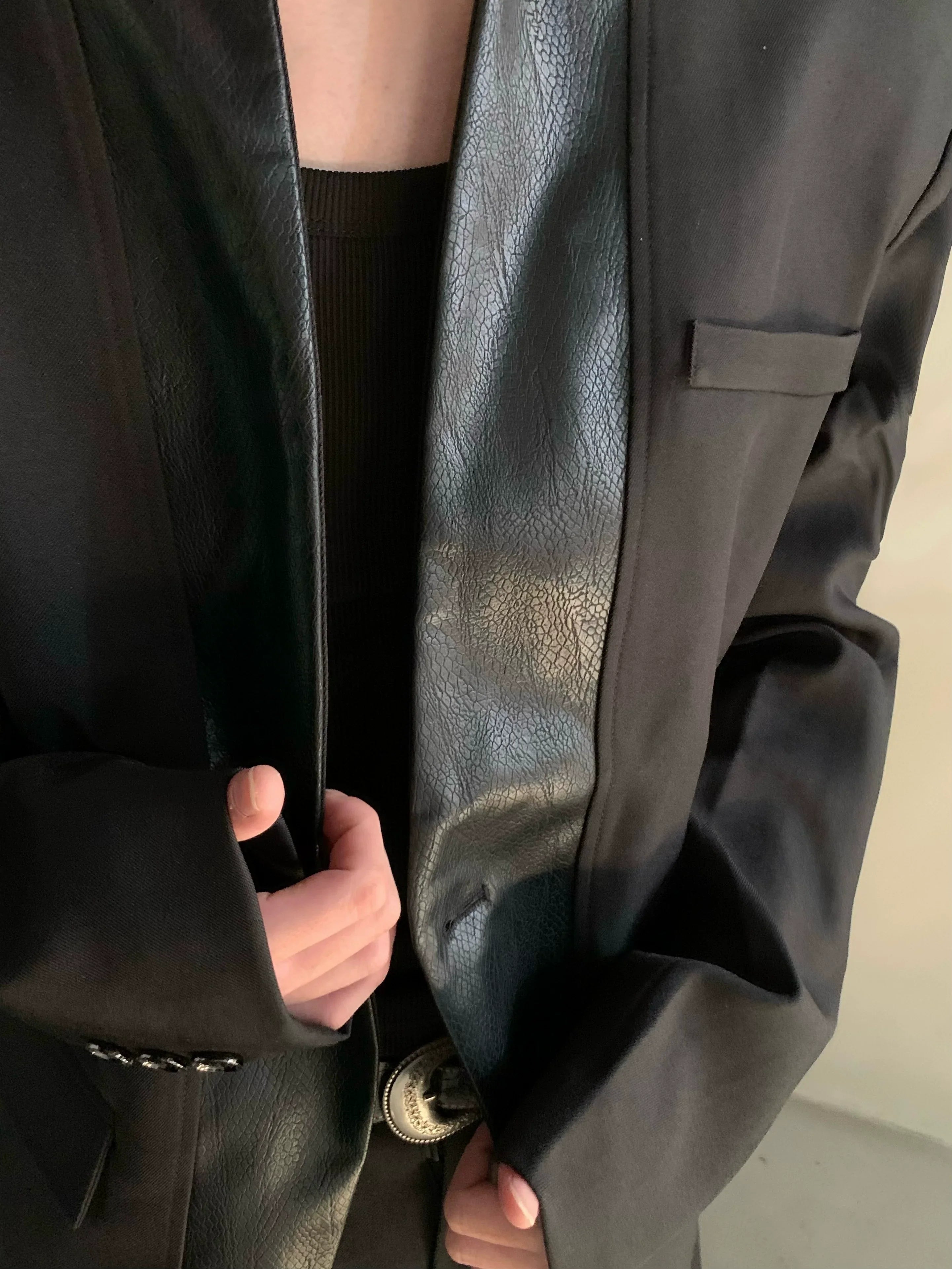 Autumn and winter black collarless suit splicing leather jacket profile shoulder pads light luxury ruffian handsome high-end jacket FE0584